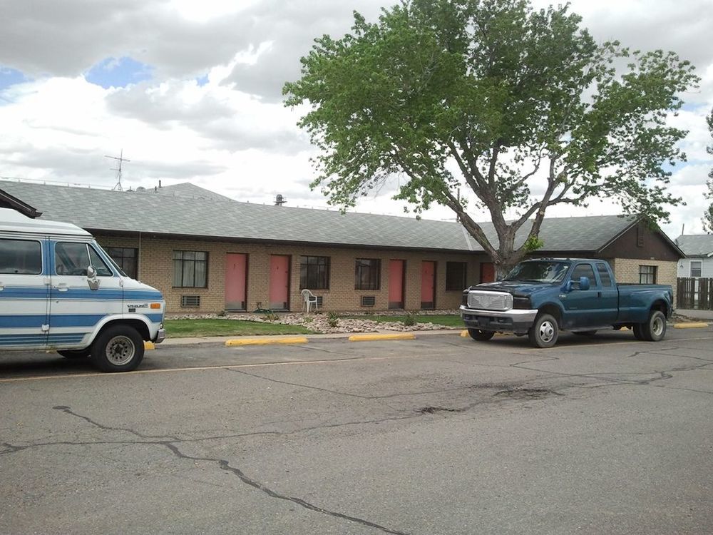 Country Manor Motel Watkins Екстер'єр фото