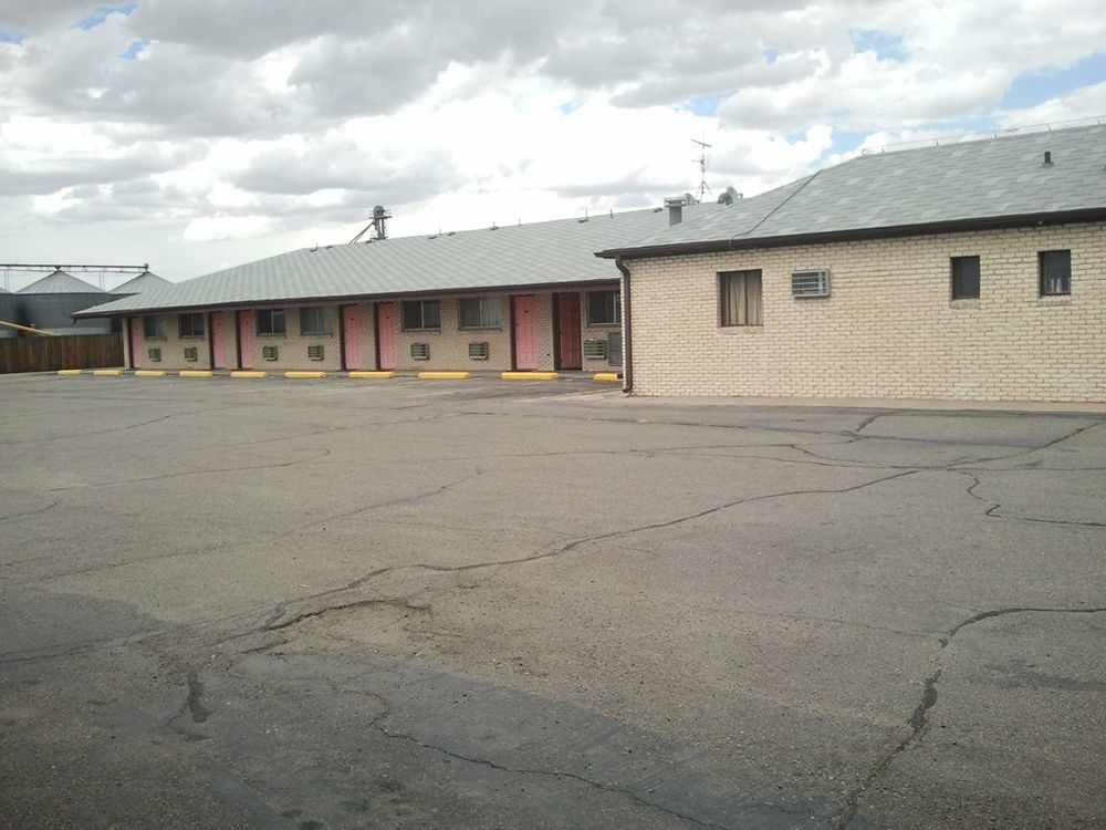 Country Manor Motel Watkins Екстер'єр фото