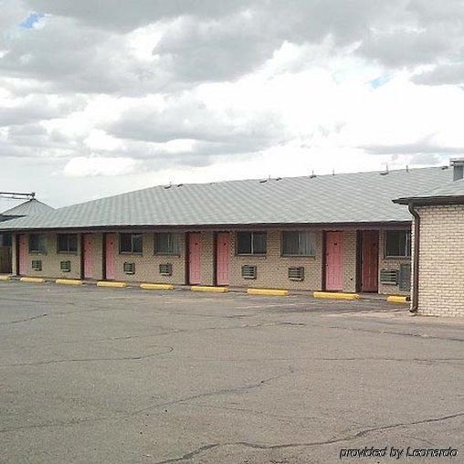 Country Manor Motel Watkins Екстер'єр фото
