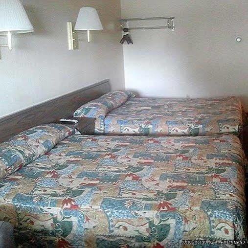 Country Manor Motel Watkins Екстер'єр фото